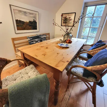 Blaue Reetdachkate Am Deich *