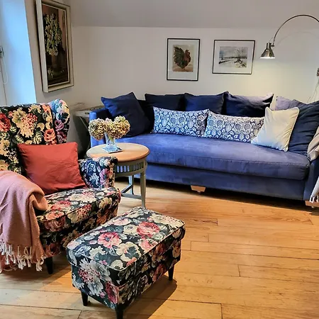 Blaue Reetdachkate Am Deich