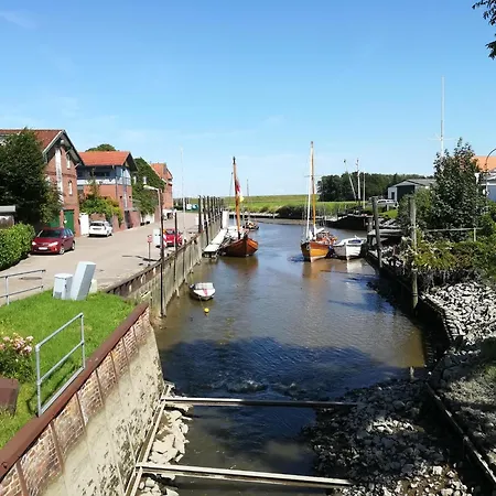 Blaue Reetdachkate Am Deich Krummendeich