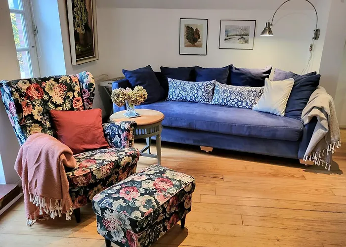 Blaue Reetdachkate Am Deich