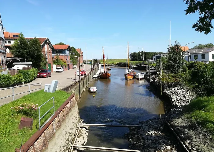 Blaue Reetdachkate Am Deich Krummendeich